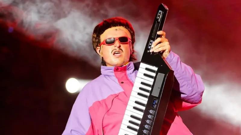 Oliver Tree, Rio de Janeiro's, aircraft plunged into the parking lot, low-flying helicopter traffic, Recreio dos Bandeirantes, German EDM producer Robin Schulz, YouTuber KSI